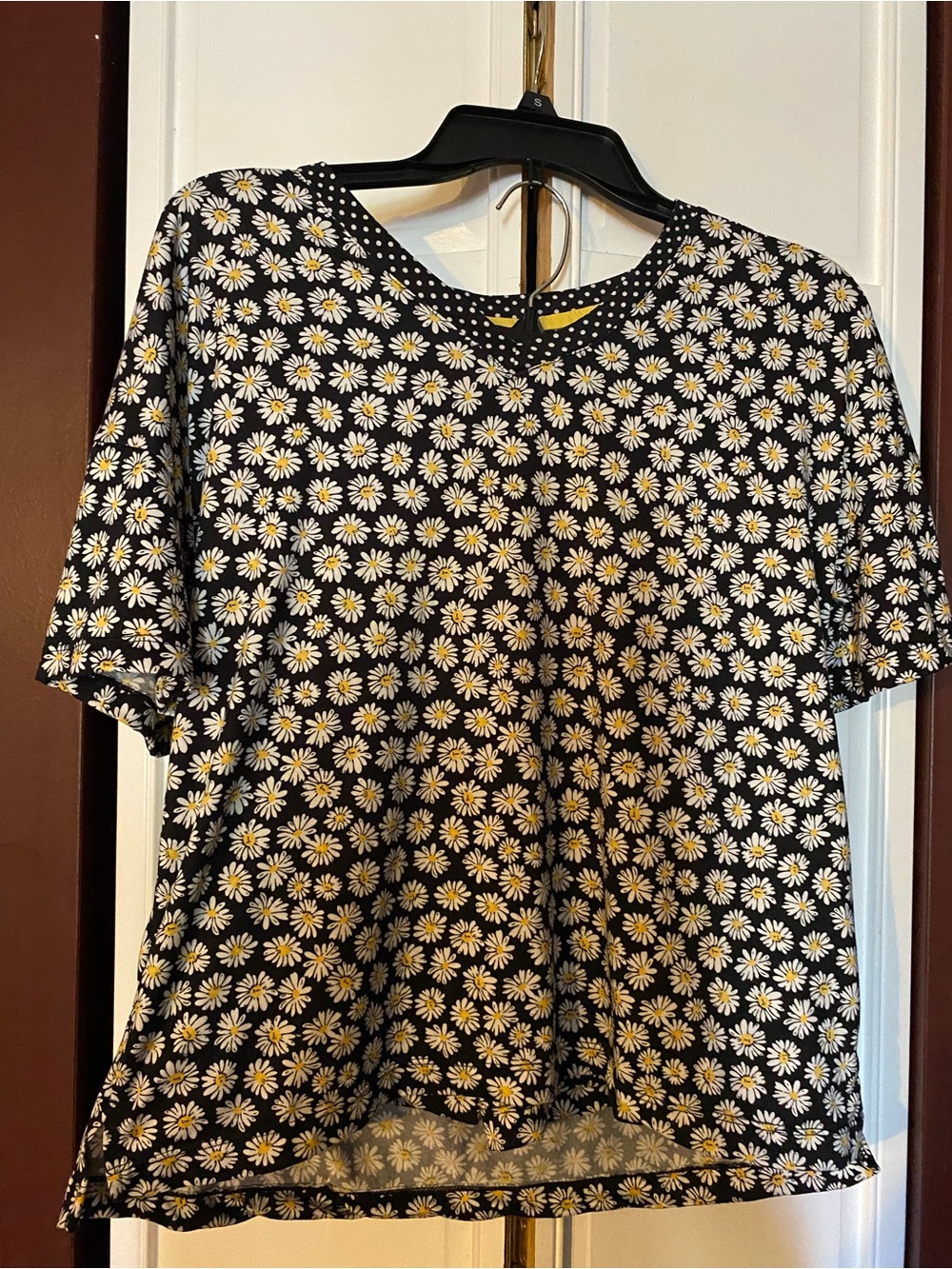 Cuddl Duds Black Daisy Print Short Sleeve Tee with Yellow Centers